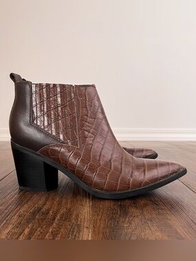 Marc Fisher Croc Embossed Ankle Bootie Pointed Toe Faux Leather Size 8.5 Brown